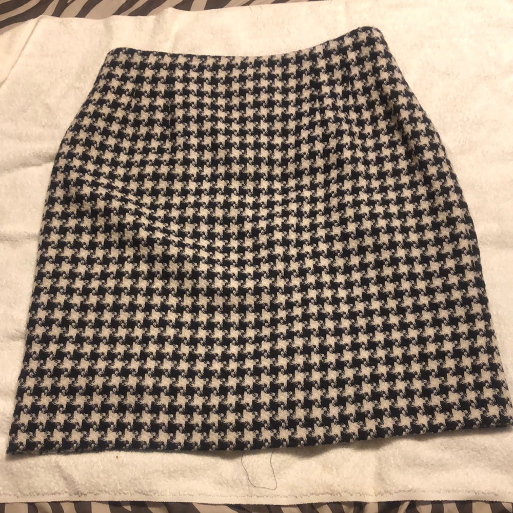 Chadwick houndstooth skirt! Size 12. 100% wool lining. Dry clean only. NWOT.
